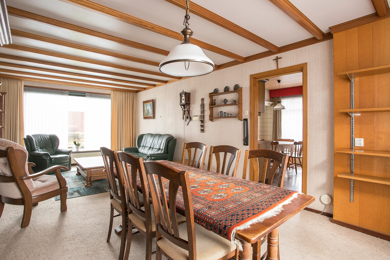 Vrijstaande eengezinswoning met garage en carport. 