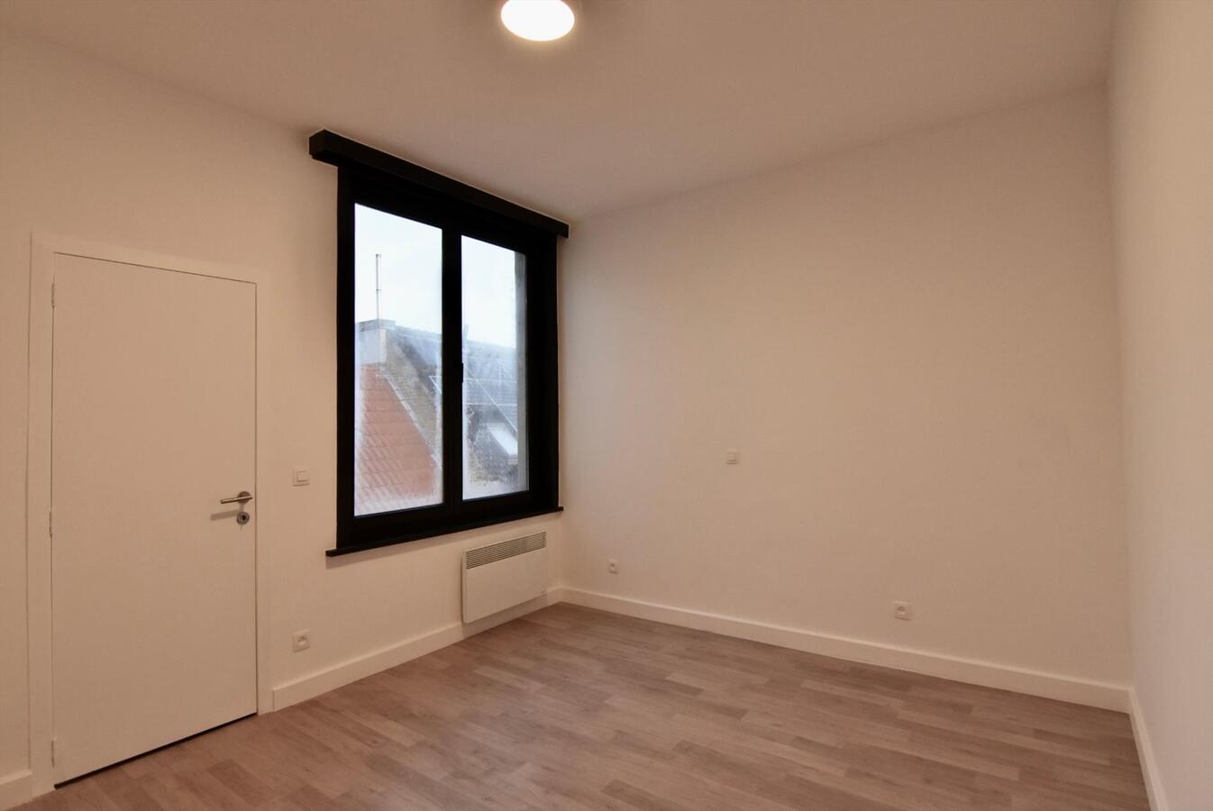 VOLLEDIG VERNIEUWD 1SLAAPKAMER DAKAPPARTEMENT OP BOOGSCHEUT CENTRUM OOSTENDE 