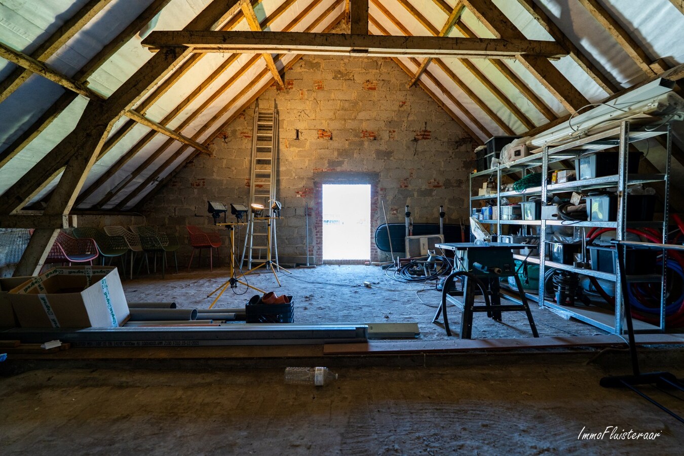 Recent gerenoveerde woning met paardenstallen en buitenpiste op ca. 12.370 m2  te Geel 