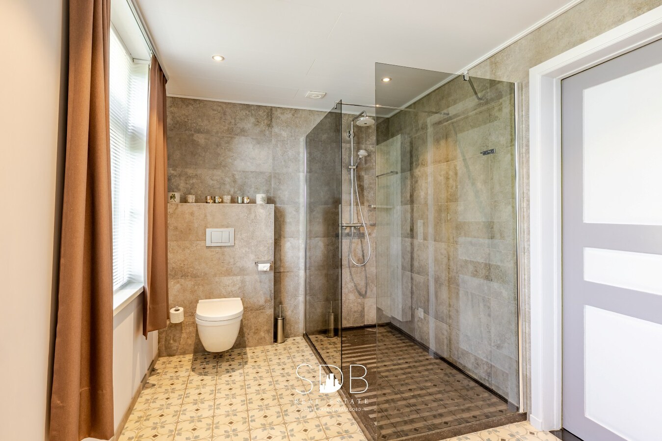 Landelijke woning met authentiek gastenhuis, stalgebouw, graslanden en buitenpiste op 20.285m² 