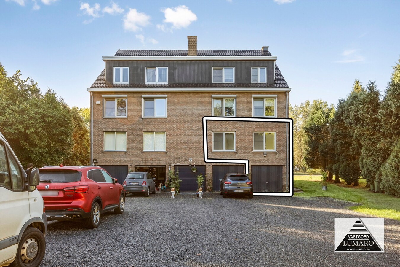 Gelijkvloers appartement met 3 slaapkamers, en ruime garage 
