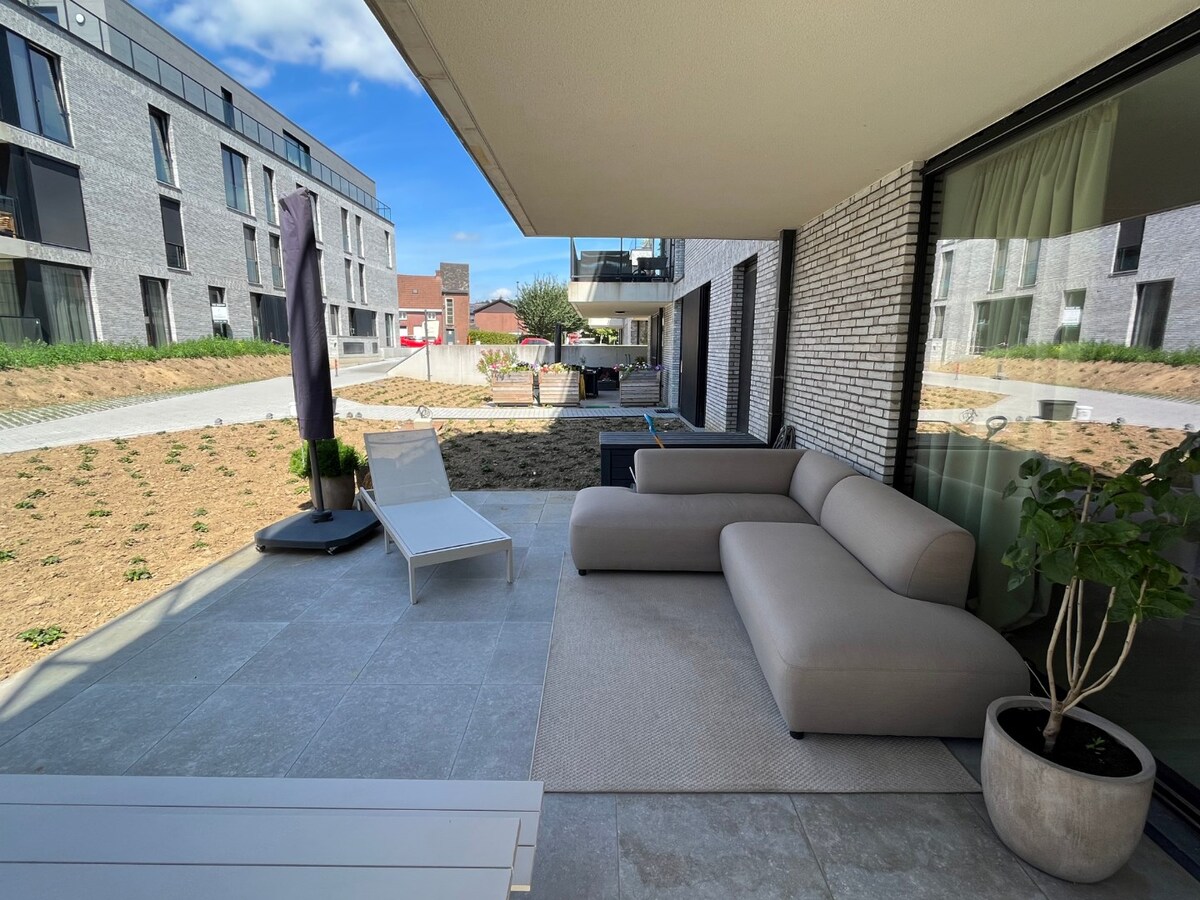 Gelijkvloers appartement met ruim terras 