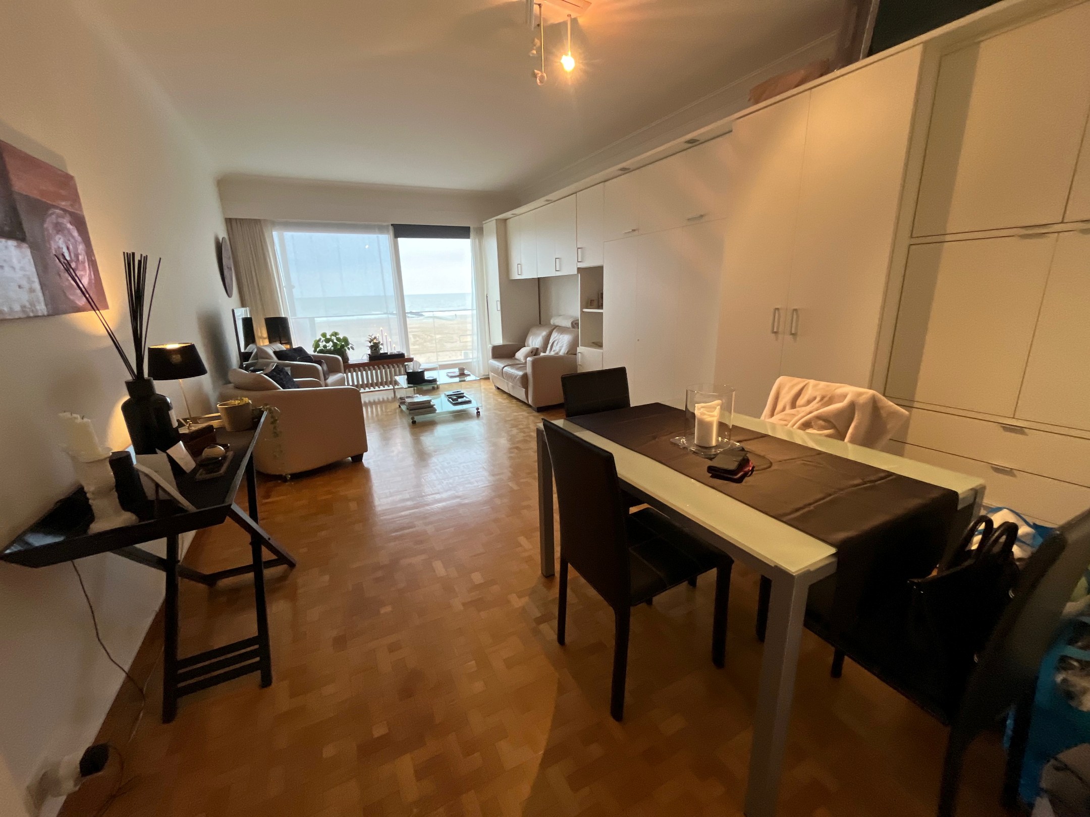 GEMEUBELD - Instapklare studio met frontaal zeezicht centraal gelegen tussen het Van Bunnenplein &amp; Albertplein. 