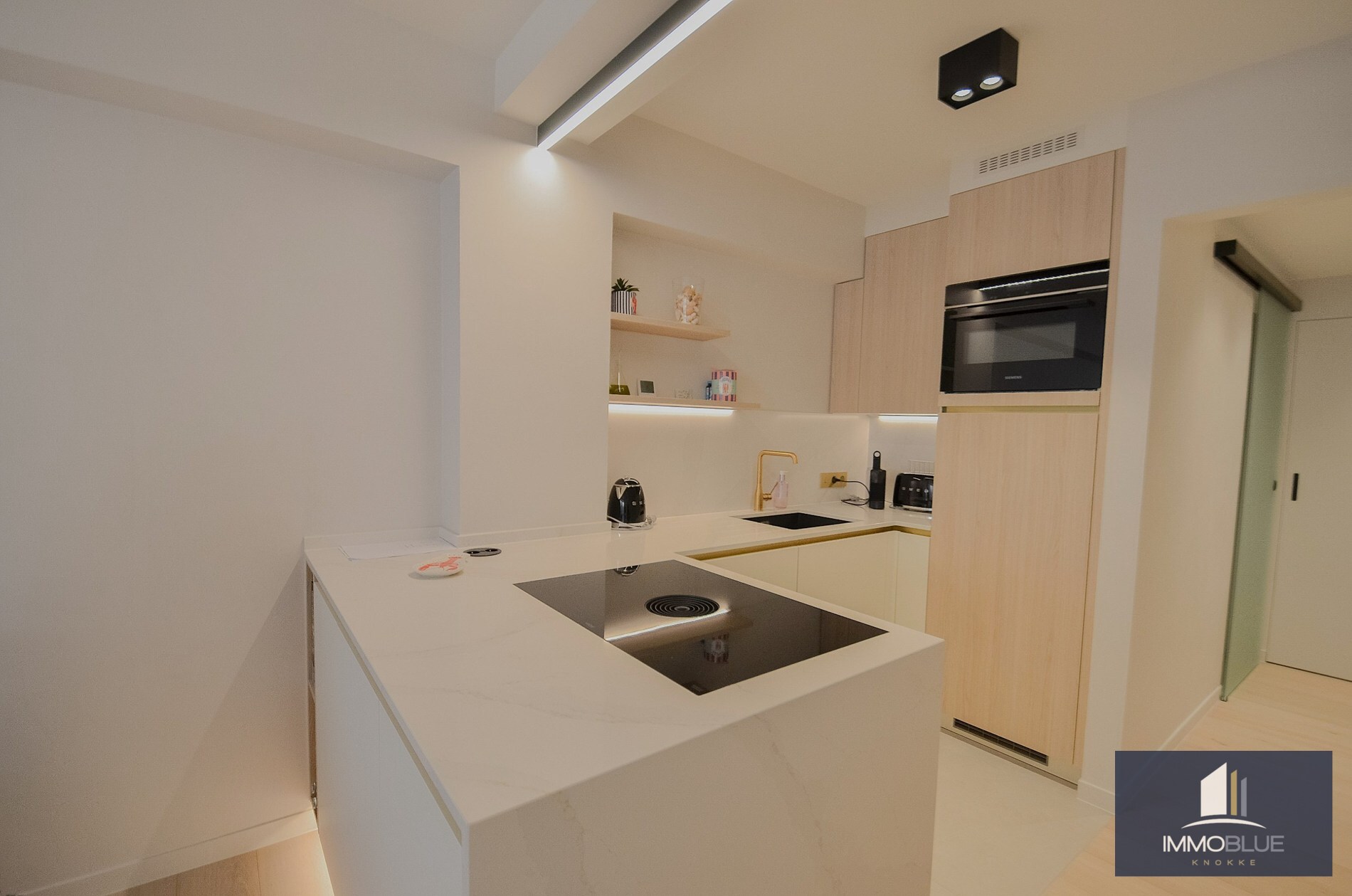 Appartement élégant entièrement rénové, à distance de marche de la mer et du centre commercial. 