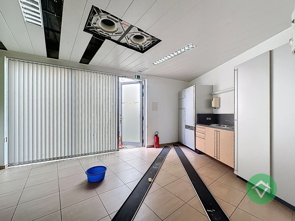 Commerciële toplocatie in Vleteren met burelen, vergaderruimtes en parking 