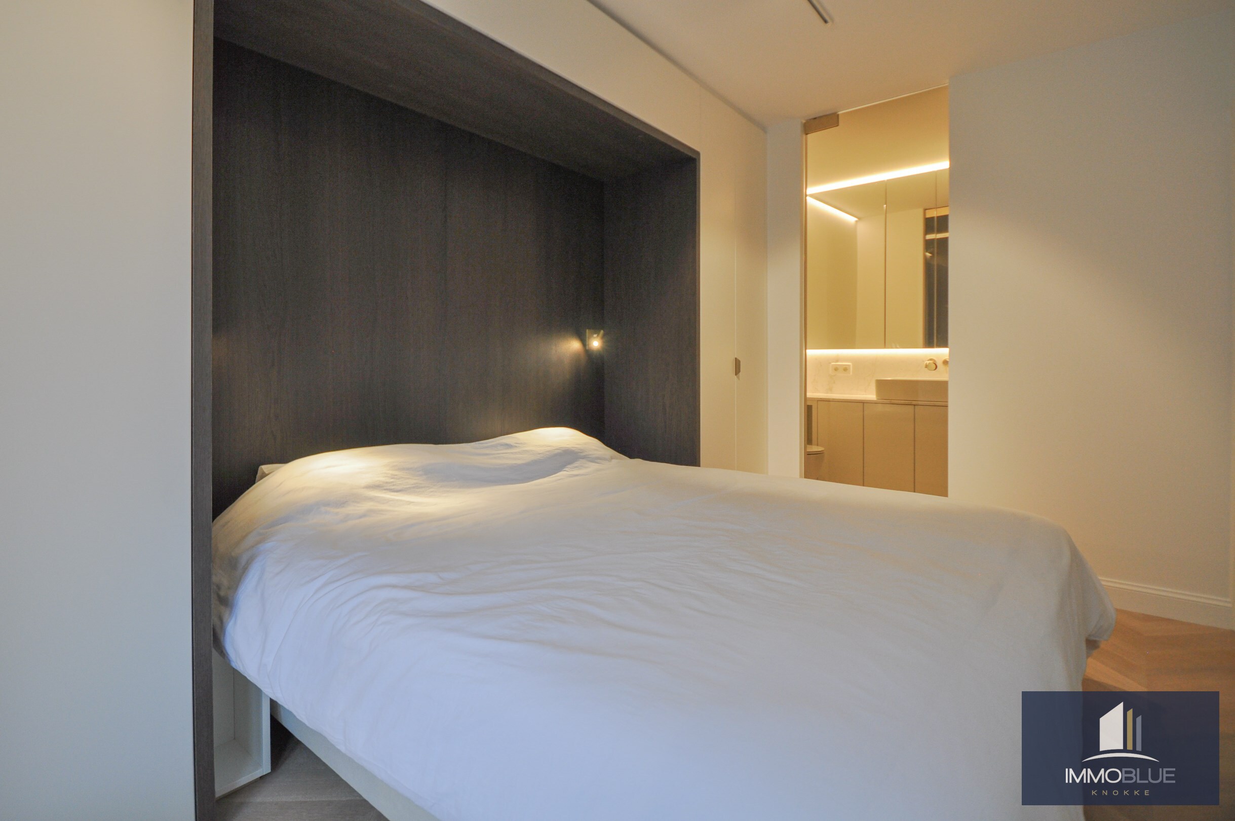 Hoogwaardig volledig gerenoveerd appartement met zijdelings zeezicht en zicht op de Kustlaan. 