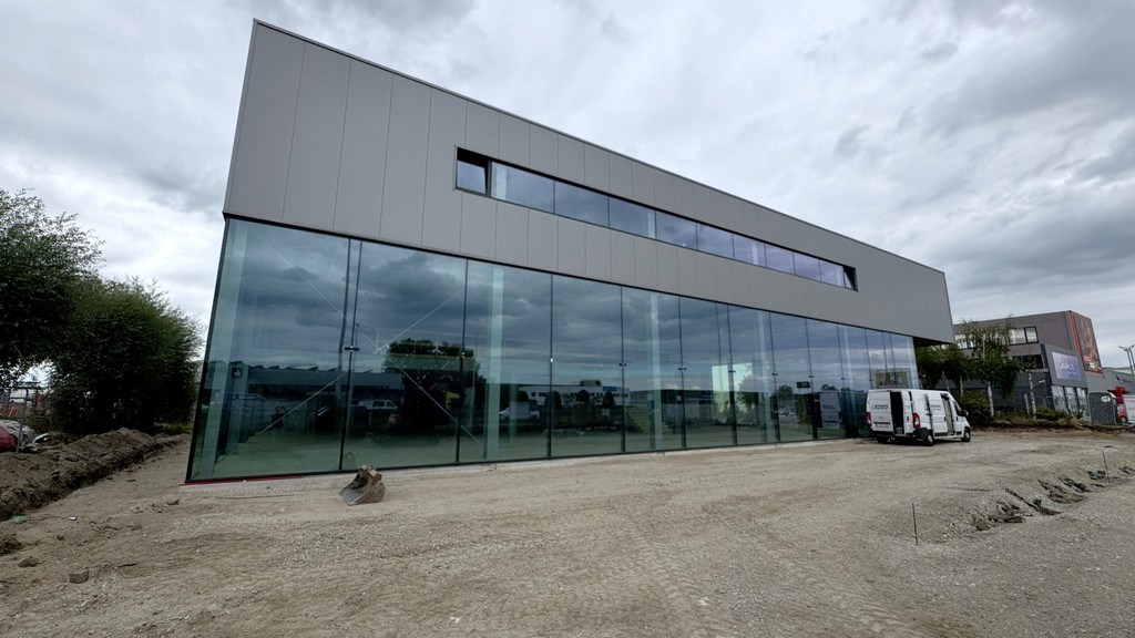 Nieuwbouw showroom met magazijn te huur aan A12 in Aartselaar