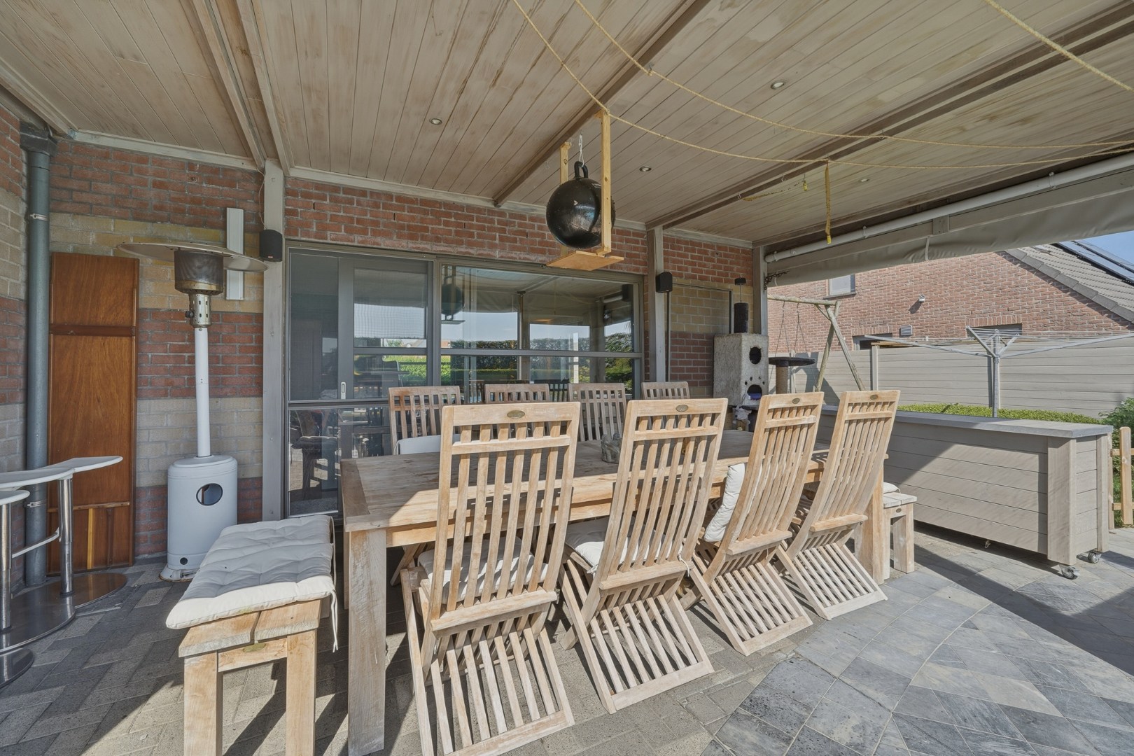 Instapklare halfopen bebouwing met 3 slaapkamers en zwembad 