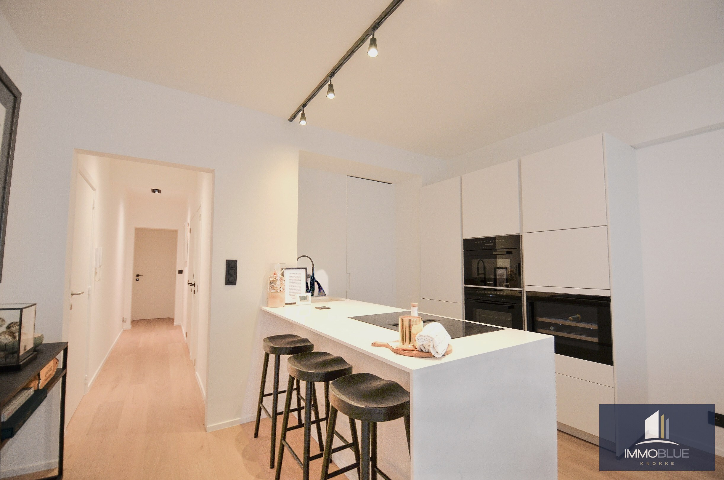 Appartement entièrement rénové avec une belle vue sur la mer. 