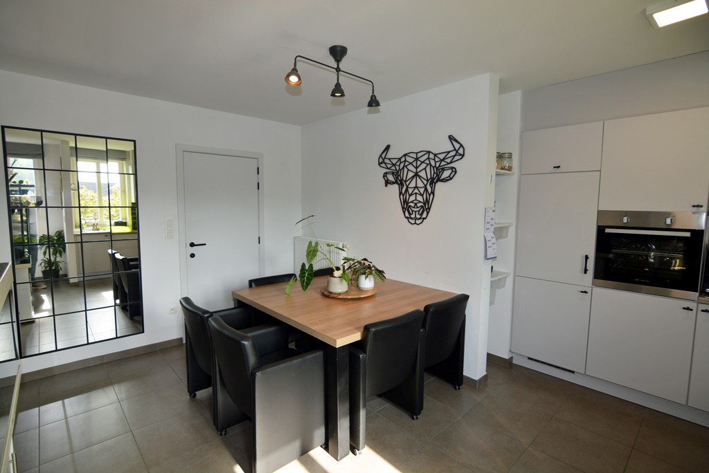 Energiezuinig duplex-appartement met 2 slpk, terras en carport met berging. 