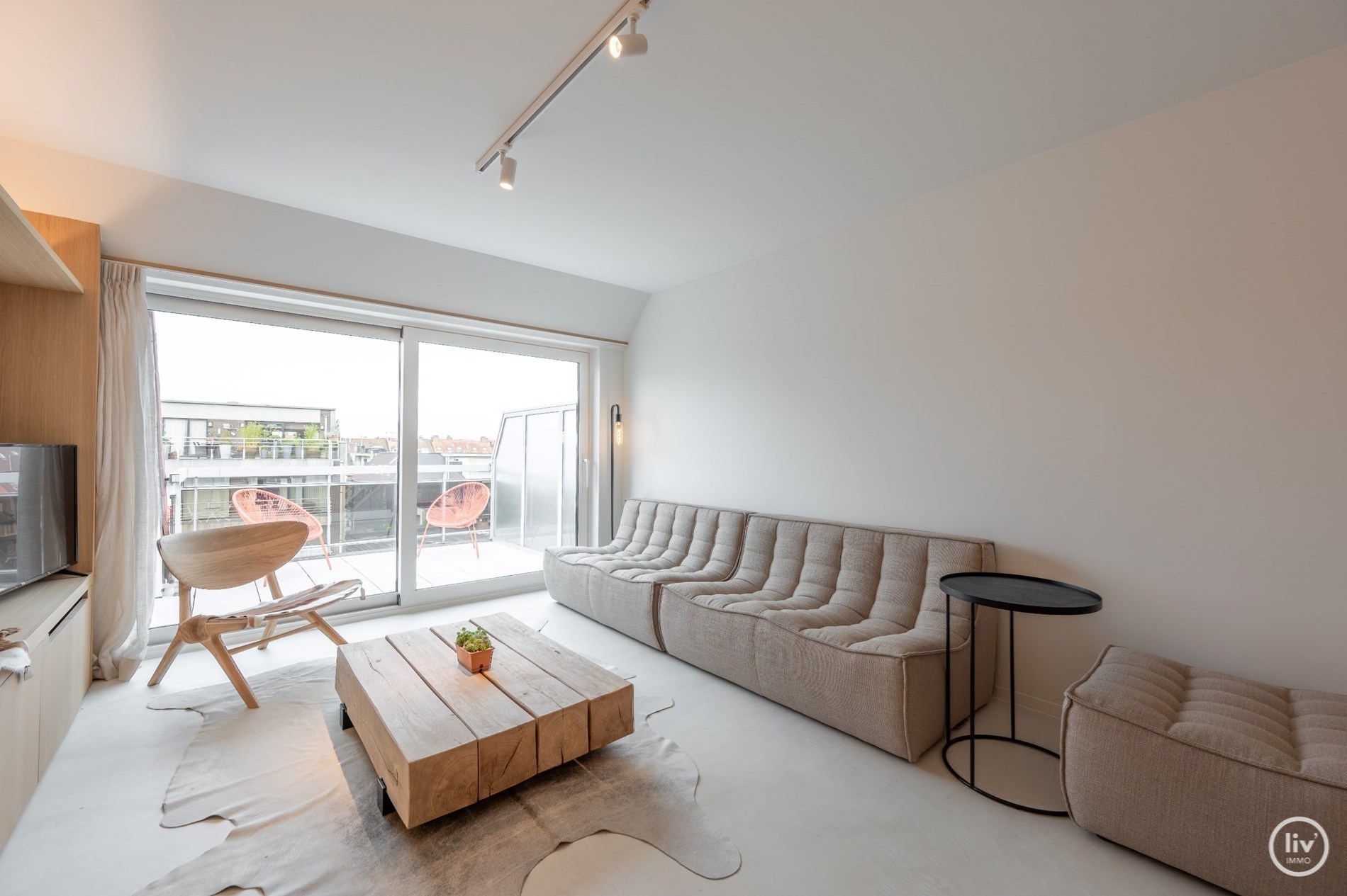 Superbe appartement en duplex magnifiquement rénové avec une spacieuse terrasse orientée vers l'ouest, situé sur la Lippenslaan à Knokke. 