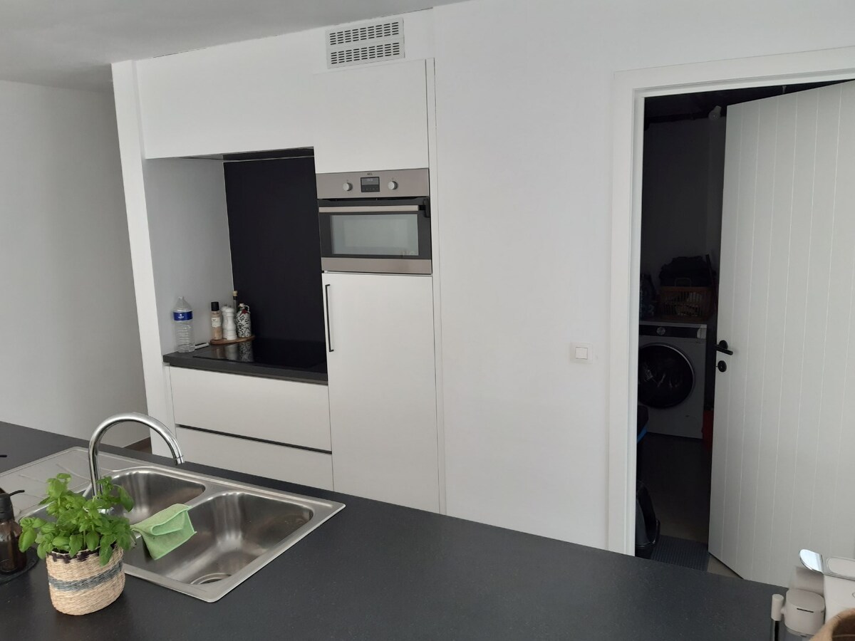 Gelijkvloers appartement met terras. 