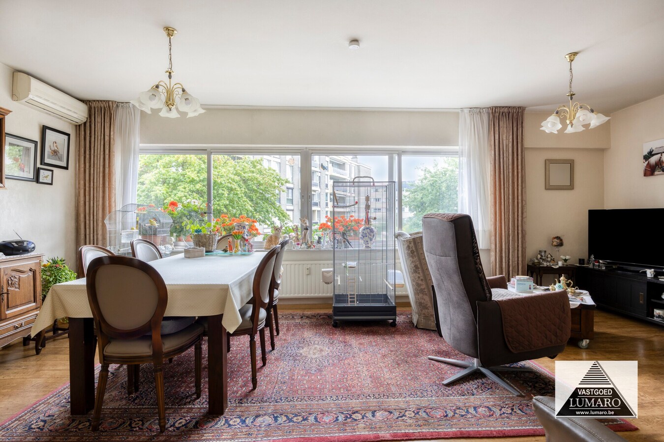 Ruim 3 slaapkamer appartement, met terras en garage 