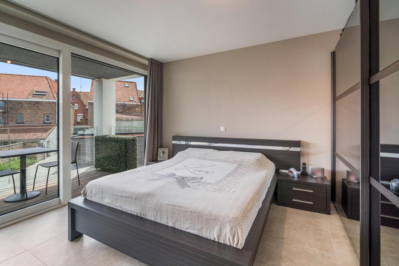 Ruim uniek  gelegen bemeubeld appartement met 2 slaapkamers en garage te Diksmuide 