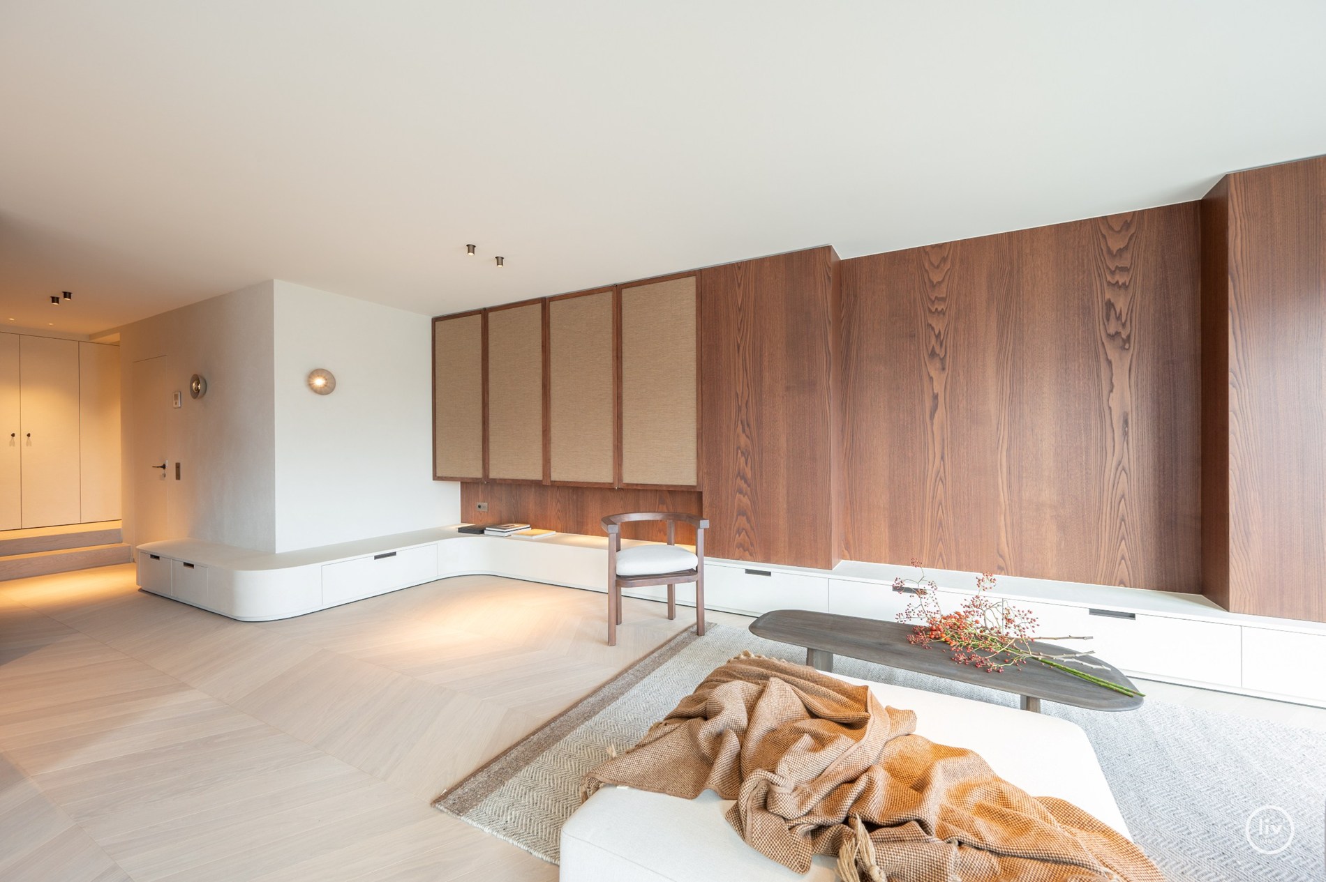 Volledig en subliem gerenoveerd zuid-west georiënteerd hoekappartement in een prestigieuze villaresidentie in het hart van het Zoute. 