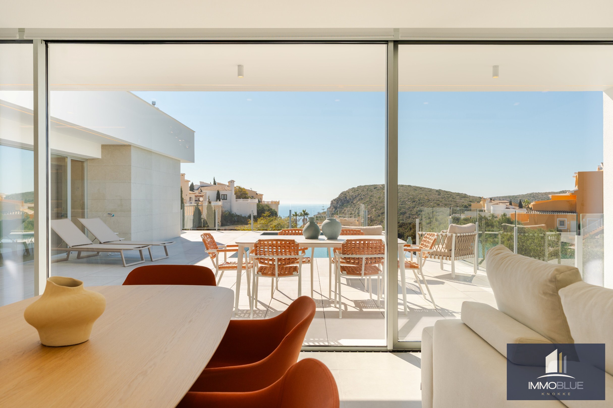 Open en praktisch wonen in mediterrane omgeving. 