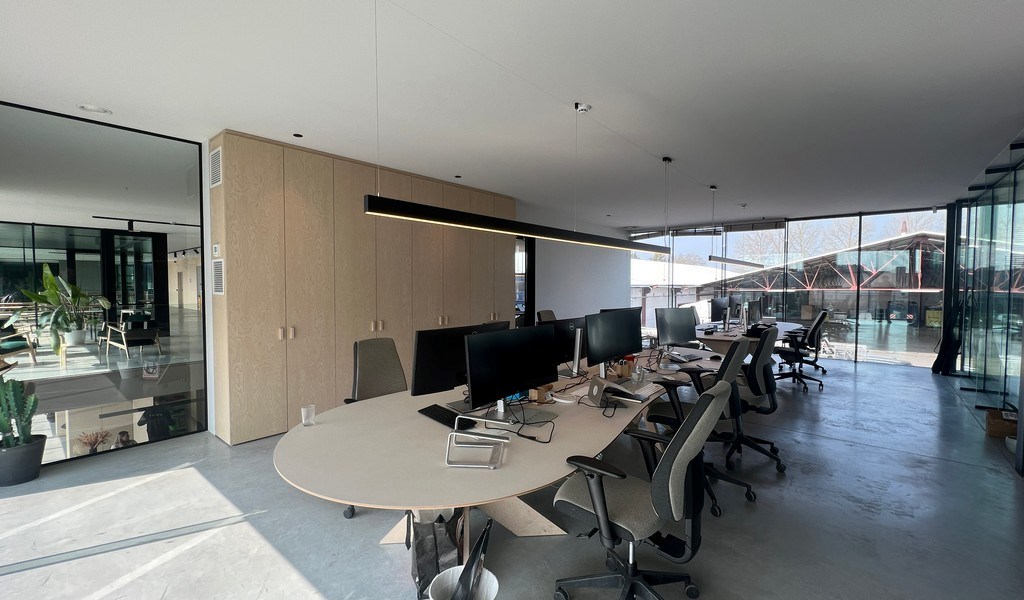 Recent bedrijfsgebouw met prachtige kantoren te huur in Lokeren