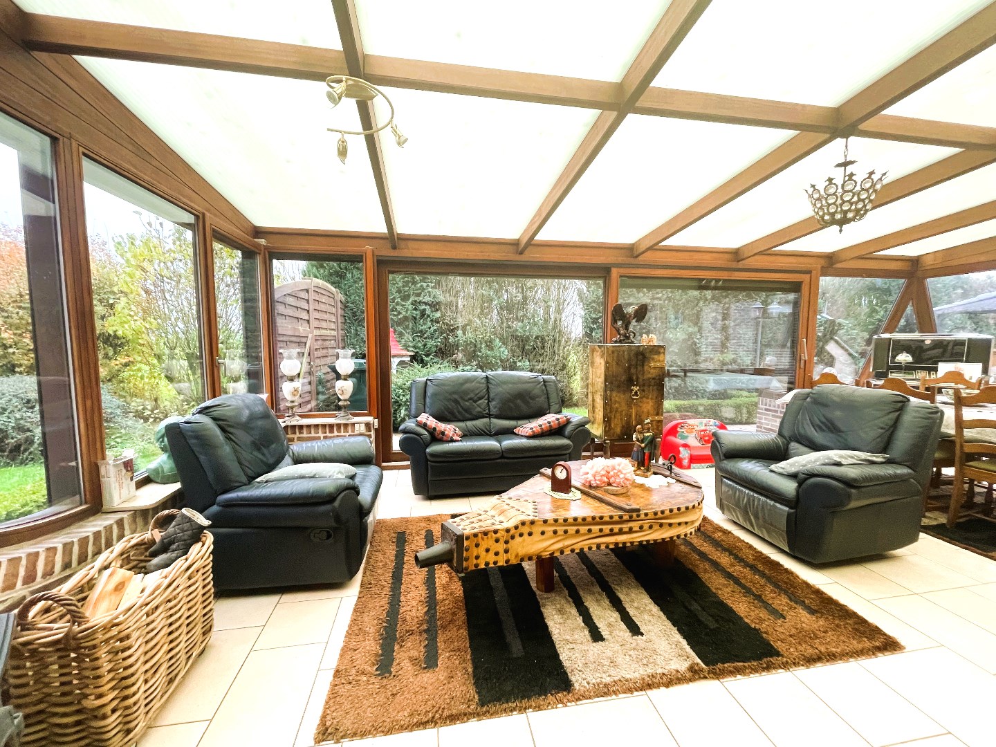 Woning met ruim magazijn op 2266 m² 