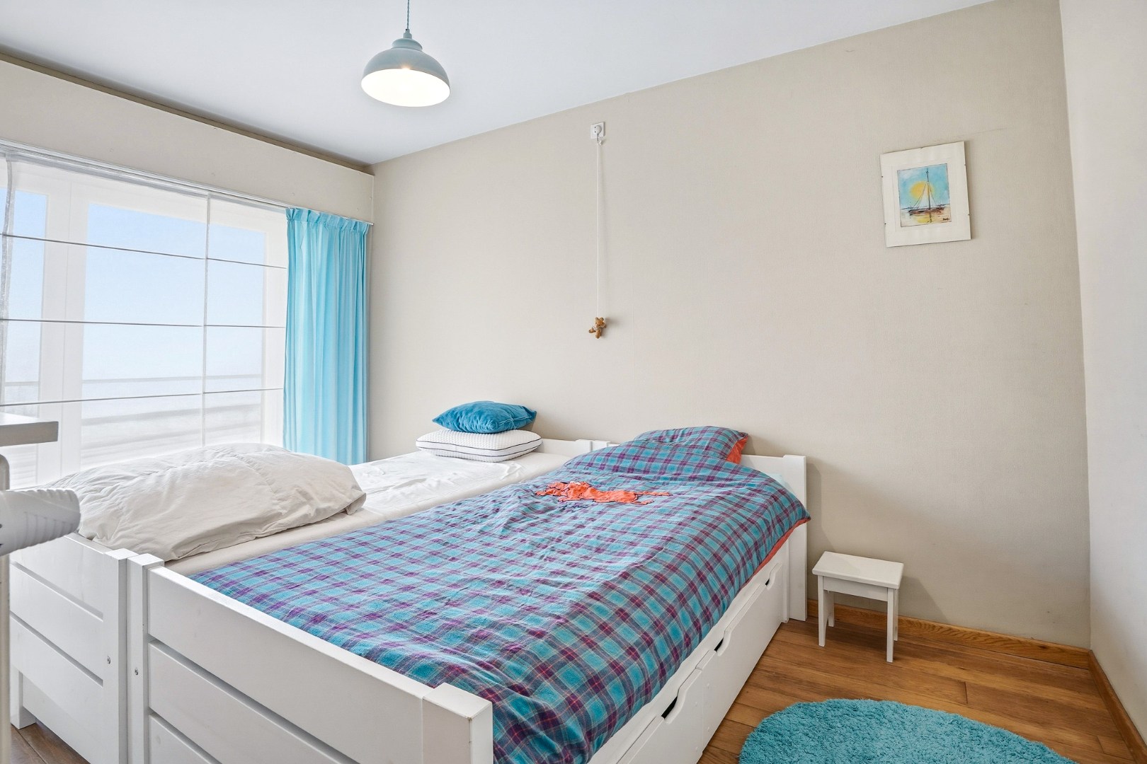 Instapklaar en lichtrijk 3-slaapkamerappartement (109 m²) met terras en privé-parkeerplaats te Oostduinkerke. 