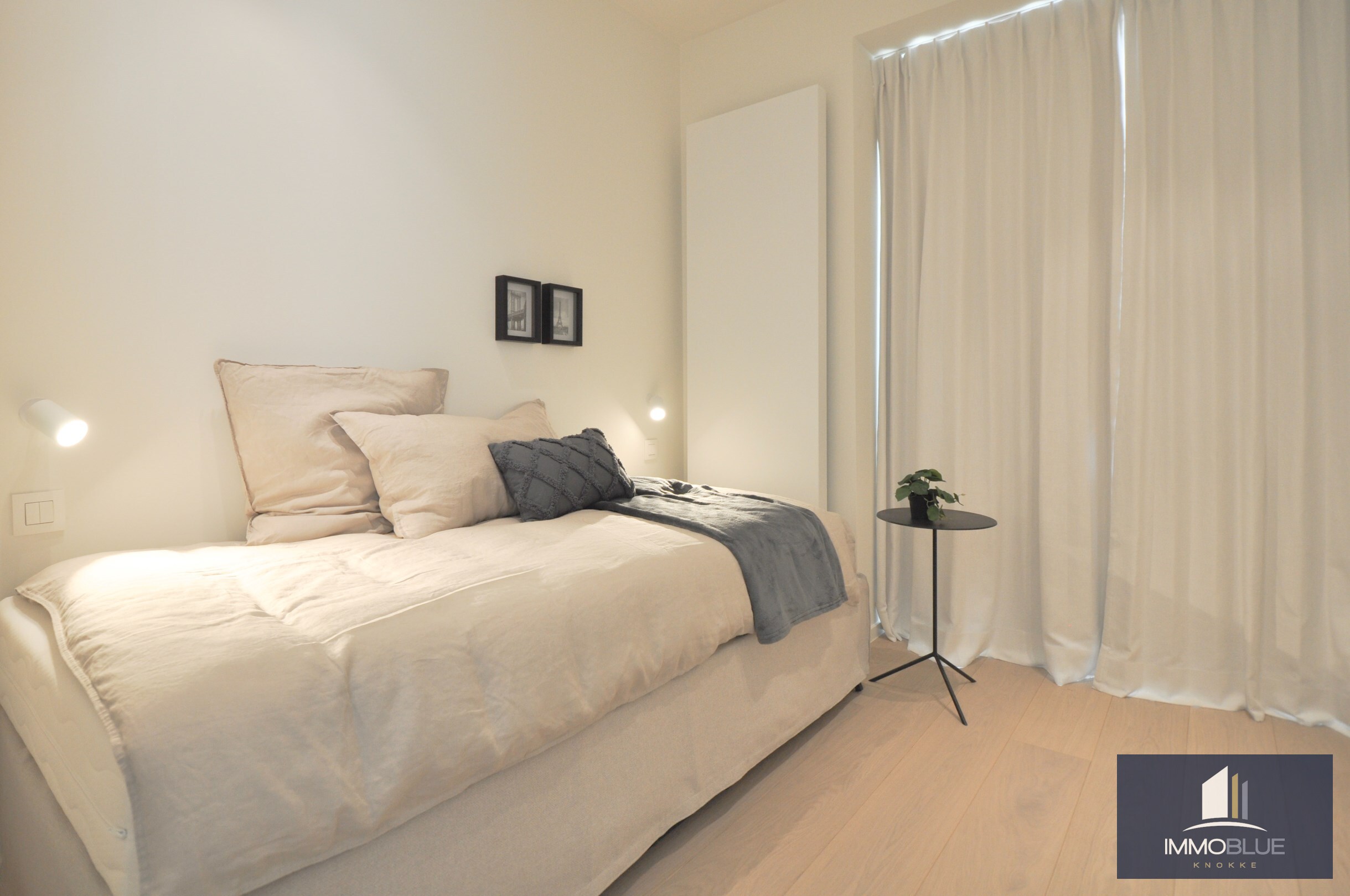 Volledig gerenoveerd hoek-appartement met een ruim zuid gericht terras gelegen aan de Zeedijk in het Zoute. 