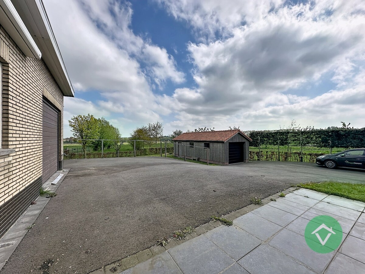 Statige bungalow op 1.811m² met landelijk zicht, drie slaapkamers en twee garages te Ichtegem 