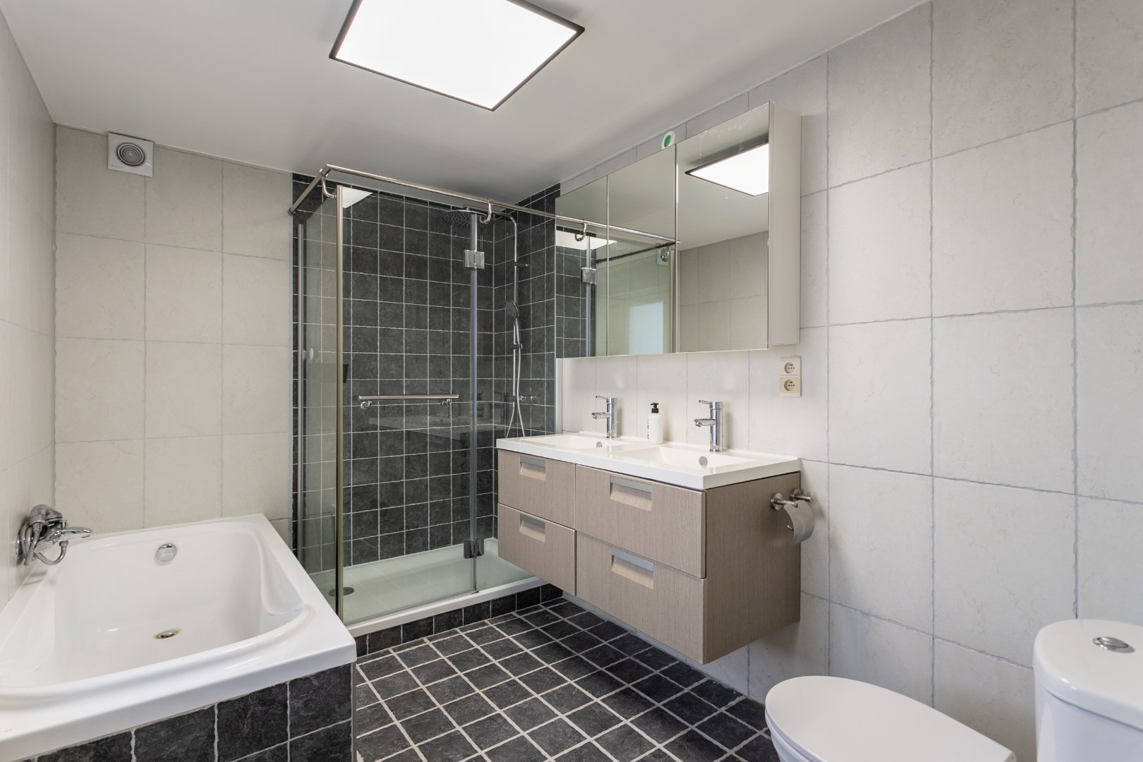 Instapklare woning met 3 slaapkamers, tuin en 2 garages. 