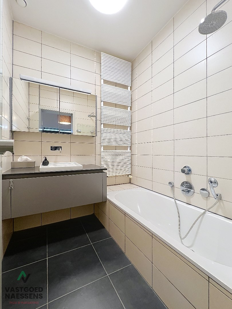 Magnifique appartement d'une chambre avec vue sur le golf et une terrasse ensoleillée. 