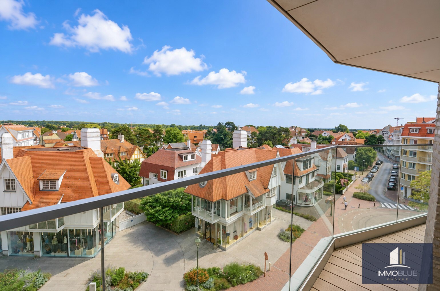 Appartement prestigieux entièrement rénové et fini avec des matériaux de haute qualité, situé à proximité de la place du Triangle. 