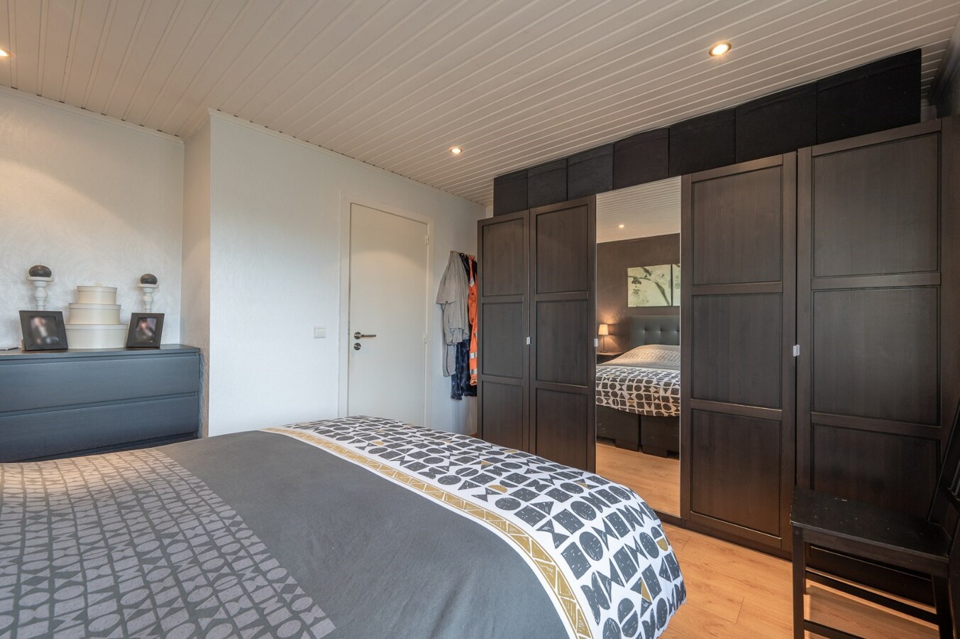 Rustig gelegen halfopen bebouwing met tuin en twee garages te Heist 