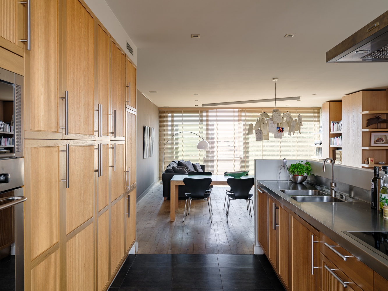 Exclusief wonen. Uitzonderlijk, luxueus en ruim (191m²) appartement met terras en fenomenaal zicht op water. 