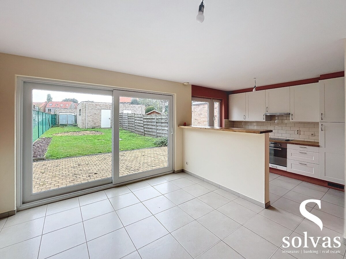 Drieslaapkamer woning in centrum Lotenhulle met tuin en garage 