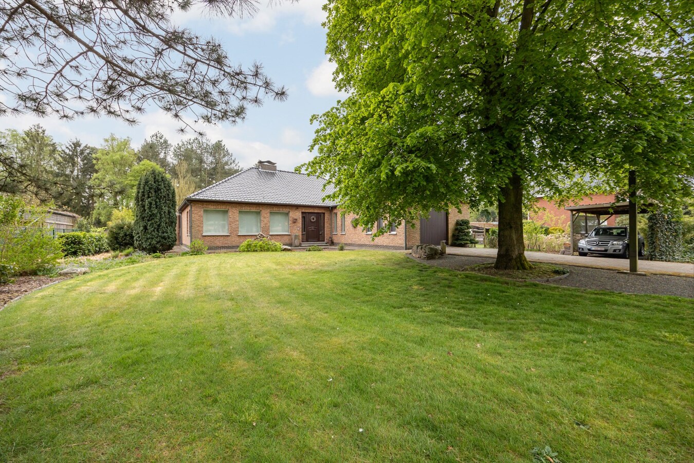 Rustig wonen in het groen –  gelijkvloerse woning op riant perceel van 2178 m² 