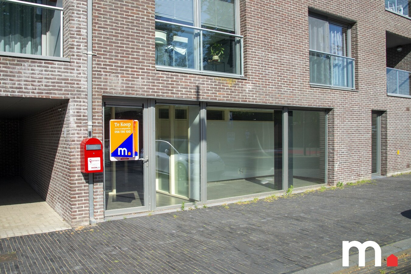 Instapklaar handelspand/kantoorruimte te Ingelmunster met Parkeerplaats! – Volledig gerenoveerd en uitstekend gelegen! 