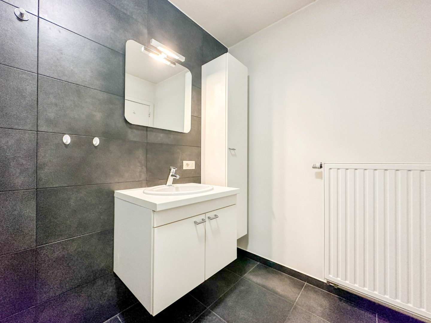 Instapklaar energiezuinig appartement hartje Eernegem, met zonnig terras, topligging. 