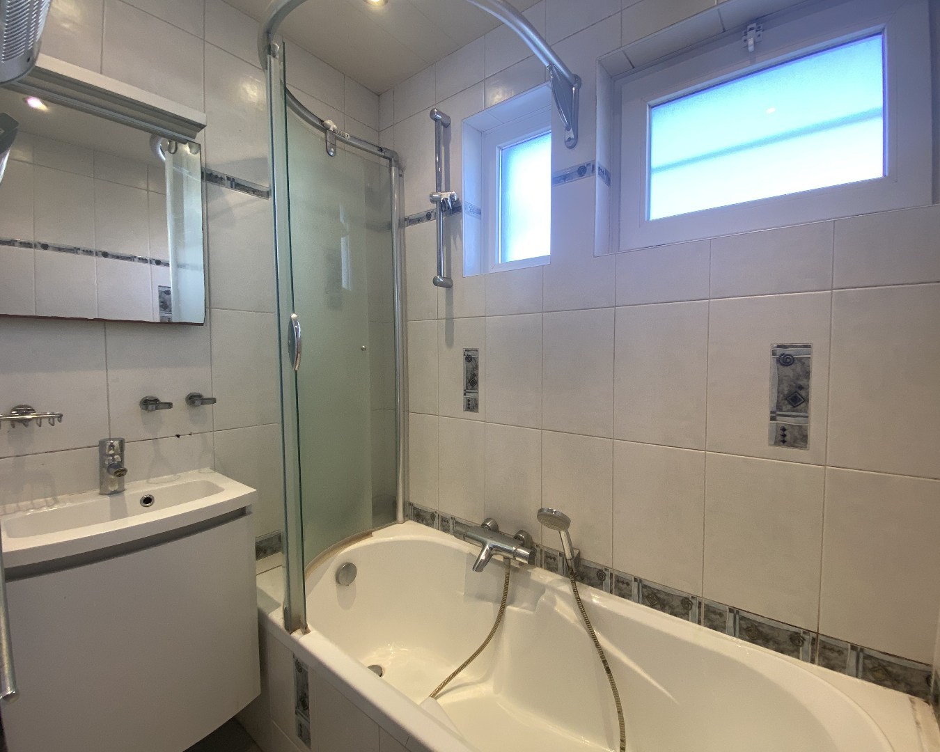 Degelijke halfopen bebouwing met groot potentieel op mooi hoekperceel van 524 m²! 