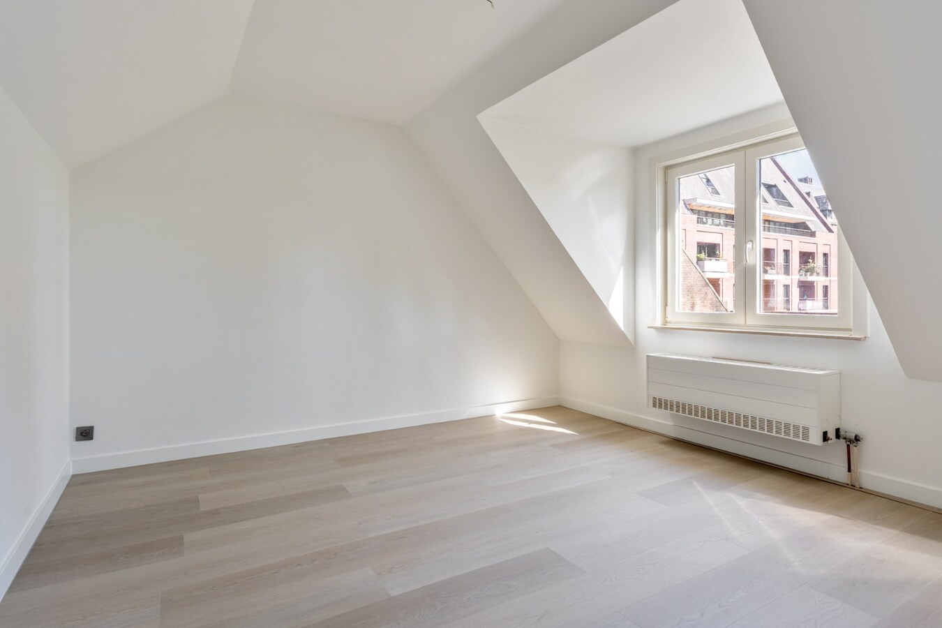 Gezellige, instapklare stadswoning in het centrum van Maaseik grenzend aan de groene wal! 