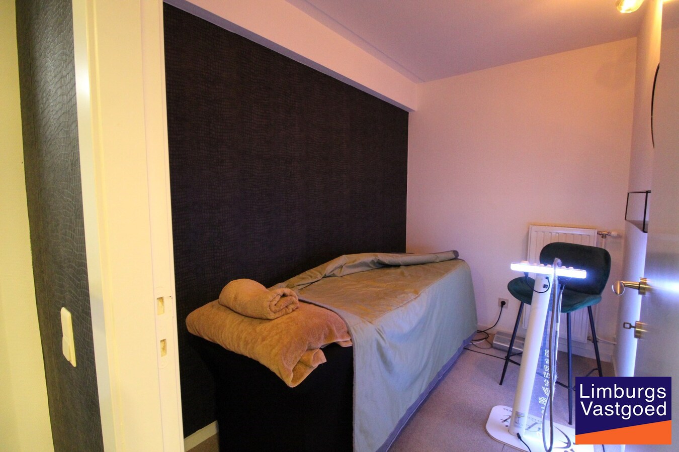 Handels/praktijkruimte, 110m², kelder met drijfkracht, parking 