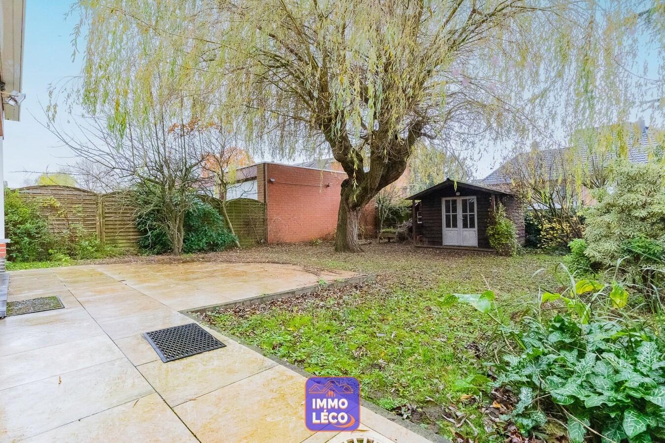 3 façades dans un clos résidentiel avec garage, parking et jardin ! 