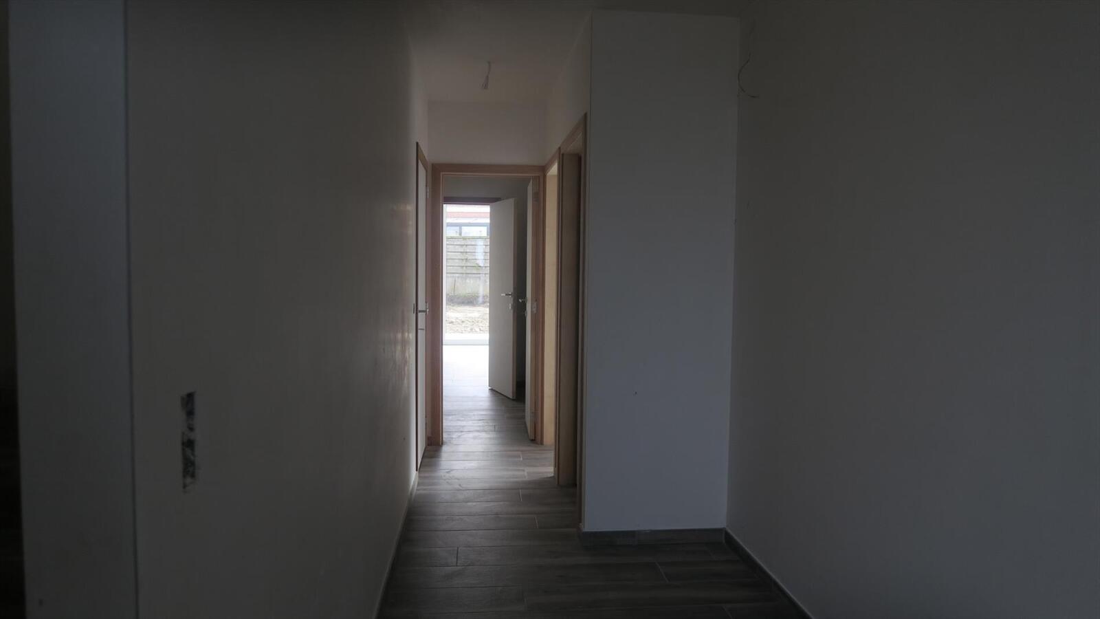 Moderne halfopen nieuwbouw woning  met 3 slpkmrs in rustige wijk. 