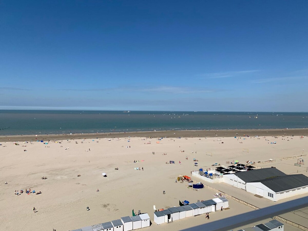 Exclusief hoekpenthouse met uitzonderlijk zeezicht en riant zonneterras in Heist. 