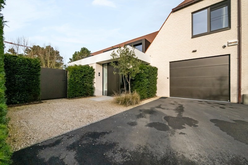 Magnifique villa jumelée récemment rénovée, située au calme entre le centre de Knokke et Le Zoute, avec une parfaite orientation Sud-Ouest. 