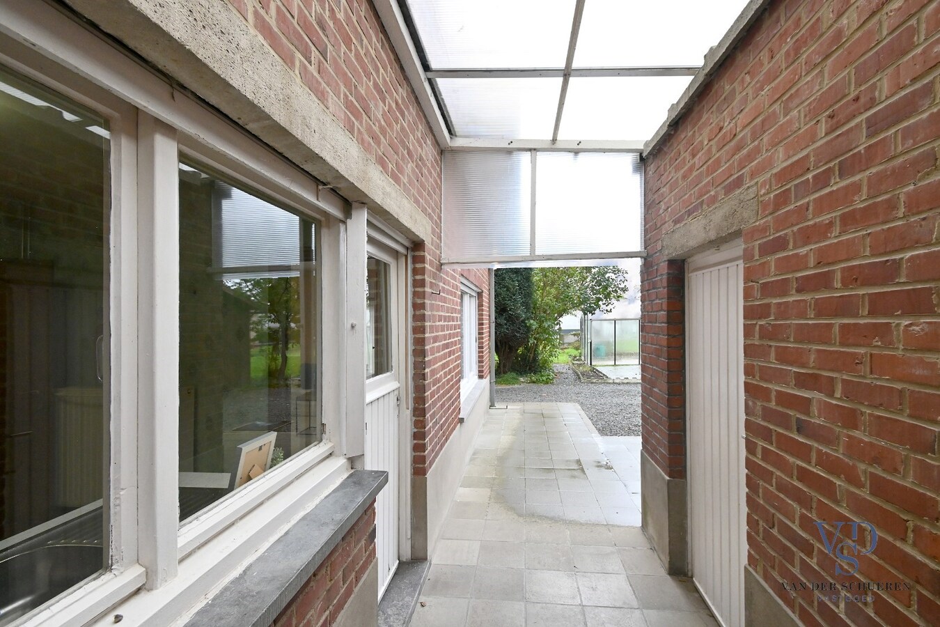 Degelijke halfopen bebouwing 