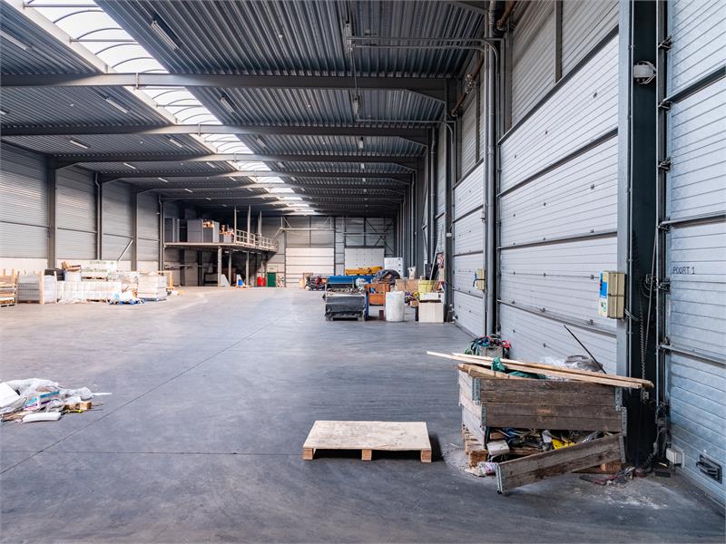 Bedrijfsgebouw met burelen en opslagruimte. 
