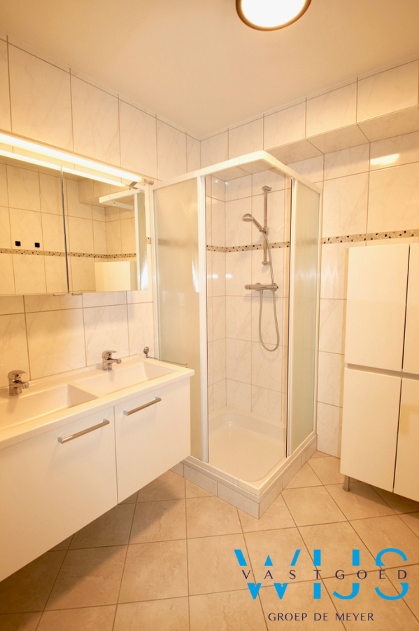 Instapklaar 3 slaapkamerappartement met garage in hartje Assenede ! 