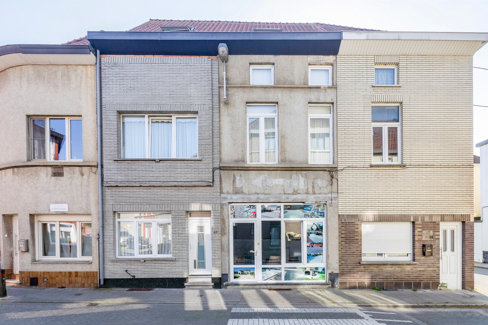 Ruime stadswoning met 5 slaapkamers en handelsruimte 