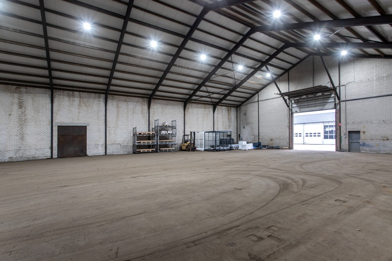 Te huur: “Opslag/overslaghal met buiten terrein”  aan de Rijt 31 te Luyksgestel, voorheen van KLG met buitenterrein. 