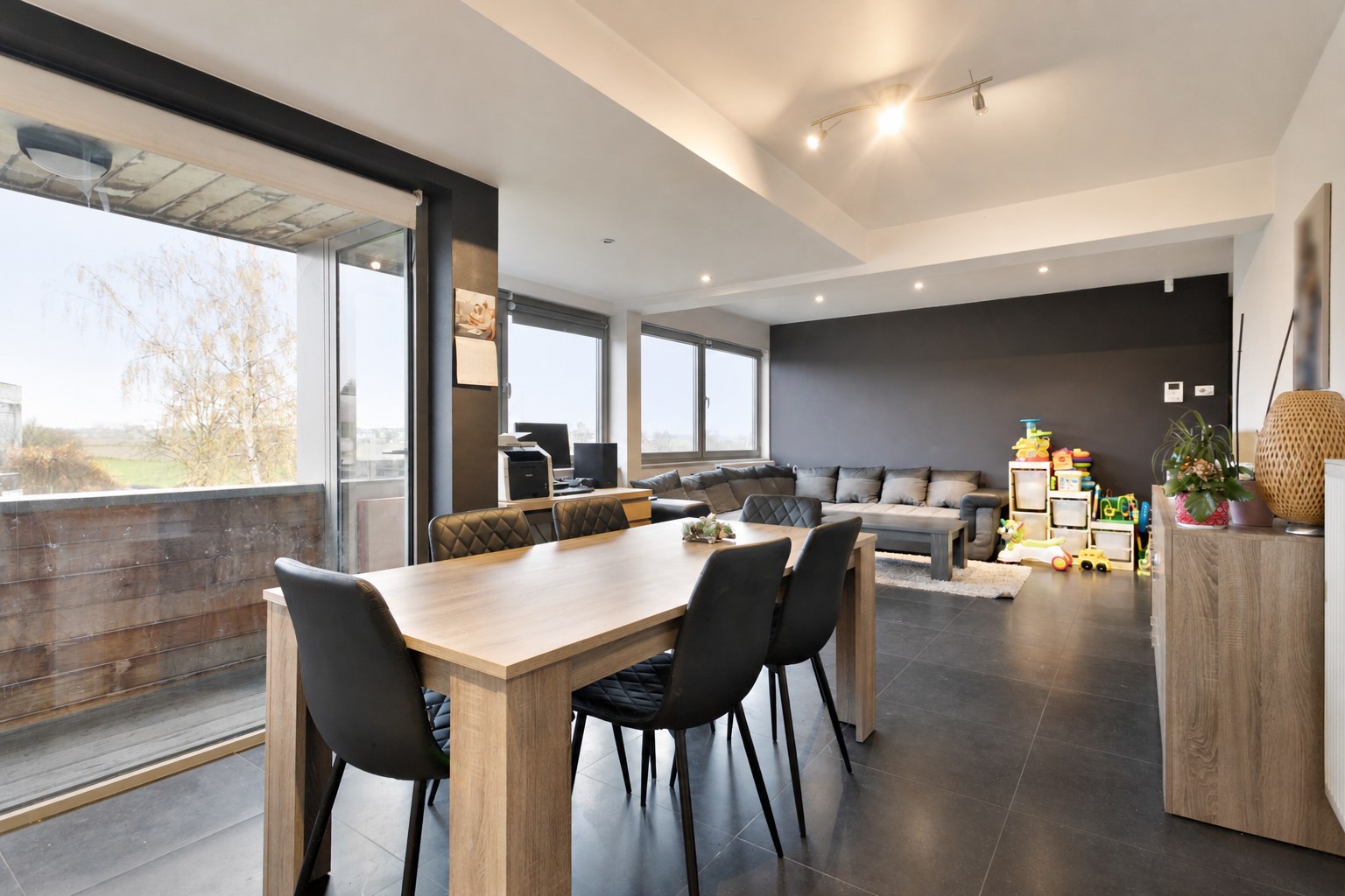 Recent lichtrijk 2slpk-appartement met terras, garagebox en kelder 