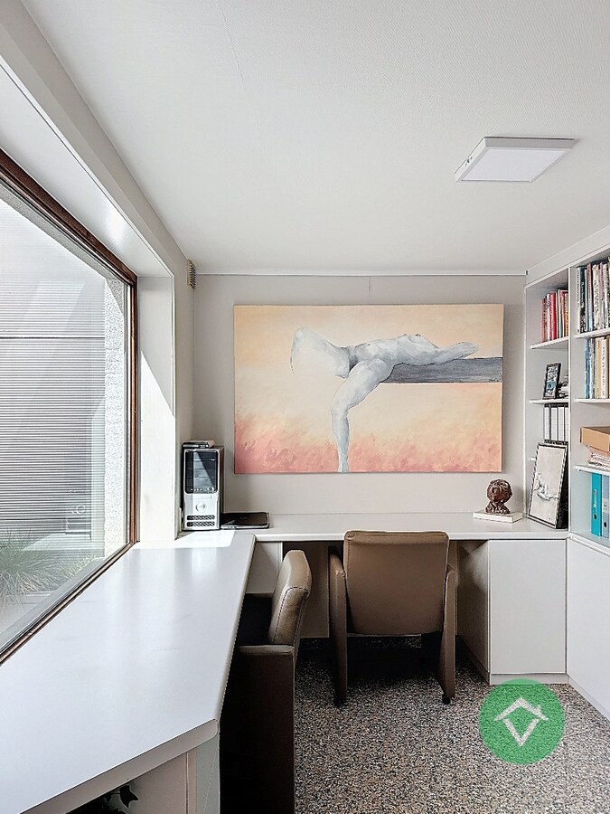 Deze instapklare handelswoning is gelegen in het centrum op een commerciële topligging op de markt van Koekelare 