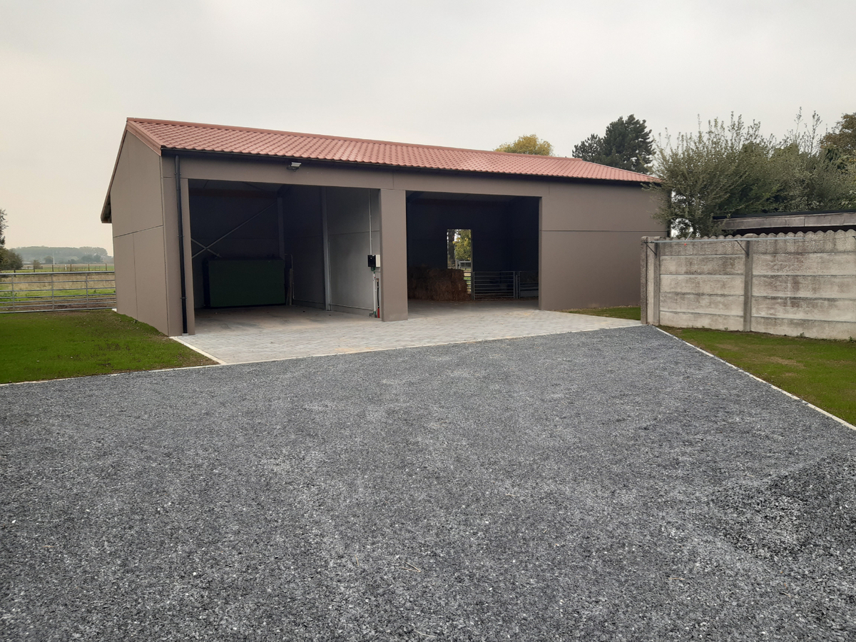Gerenoveerde woning met weide en loods. 