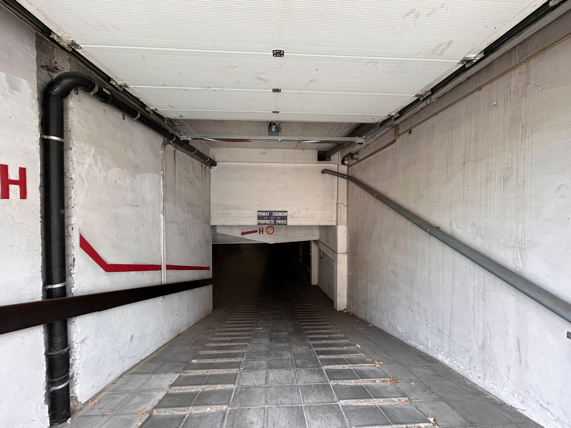 Emplacement spacieux à louer au 151 avenue Piers de Raveschoot. 